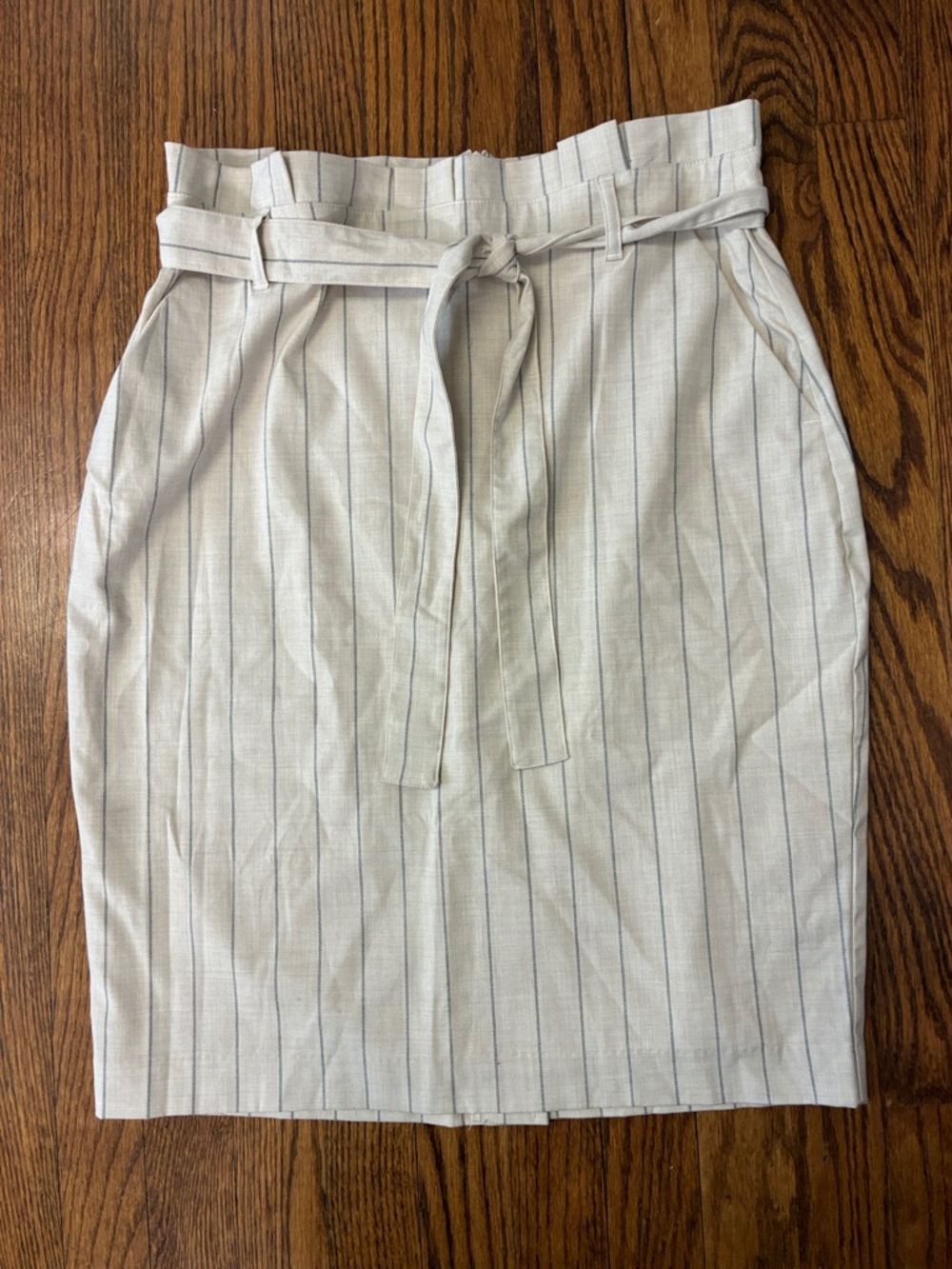 Banana Republic Cream Pinstripe Paperbag Waist Pencil Skirt size 6 petite